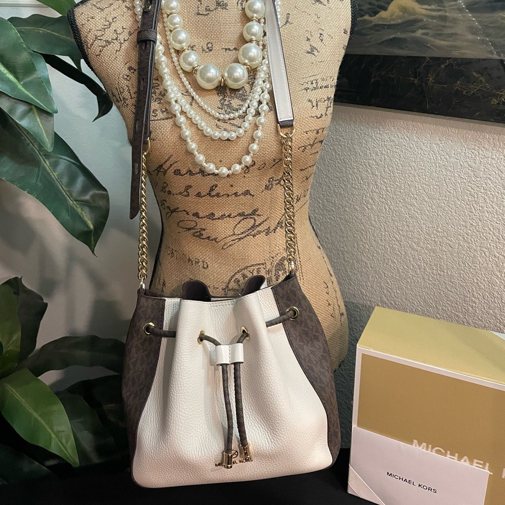 Pre-Loved Michael Kors Phoebe Bucket Bag.